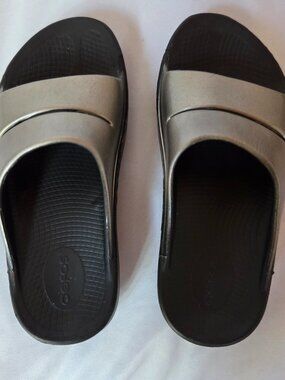 OOFOS OOahh Luxe Slide Sandal | Size 7 | Pewter Metallic